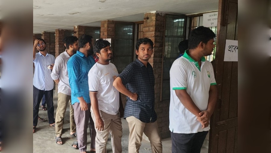 জাকসু নির্বাচনে ভোটগ্রহণ চলছে