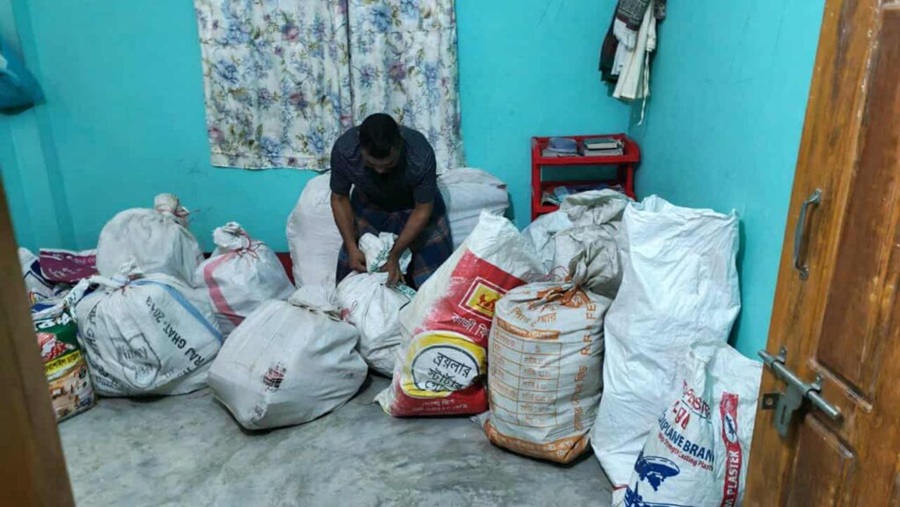 সাবেক ভূমিমন্ত্রীর বিদেশে সম্পদ অর্জনের ২৩ বস্তা নথি উদ্ধার