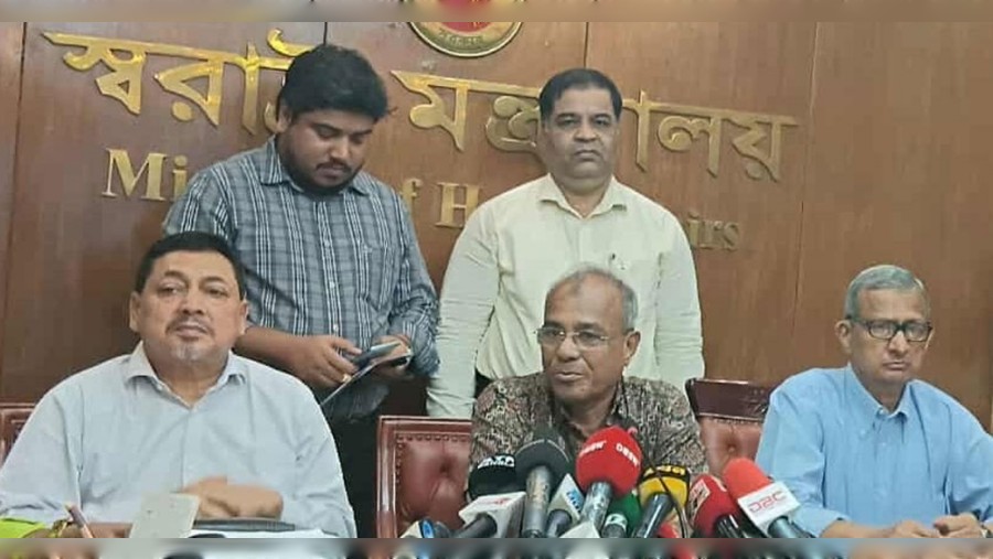 দুর্গাপূজায় মদ-গাজার আসর বসাতে স্বরাষ্ট্র উপদেষ্টার বারণ!