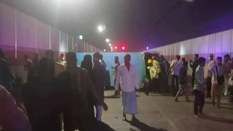 কর্ণফুলী টানেলে নিয়ন্ত্রণ হারিয়ে উল্টে গেল যাত্রীবাহী বাস, আহত ৫
