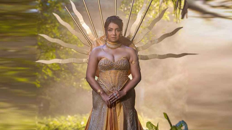 ‘সূর্য দেবী’ রূপে ক্যামেরাবন্দি হয়ে কুরুচিকর মন্তব্যের শিকার অভিনেত্রী