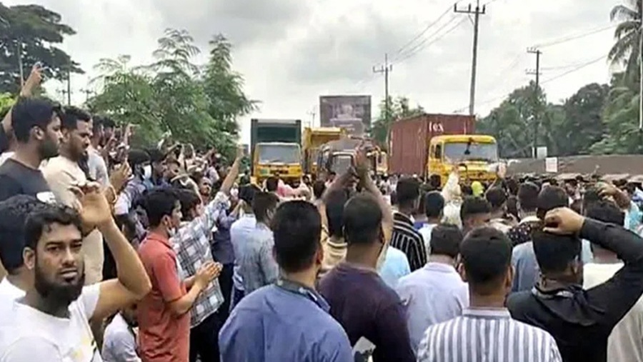 ফৌজদারহাটে চাকরিচ্যুত ব্যাংক কর্মকর্তাদের ঢাকা-চট্টগ্রাম মহাসড়ক অবরোধ