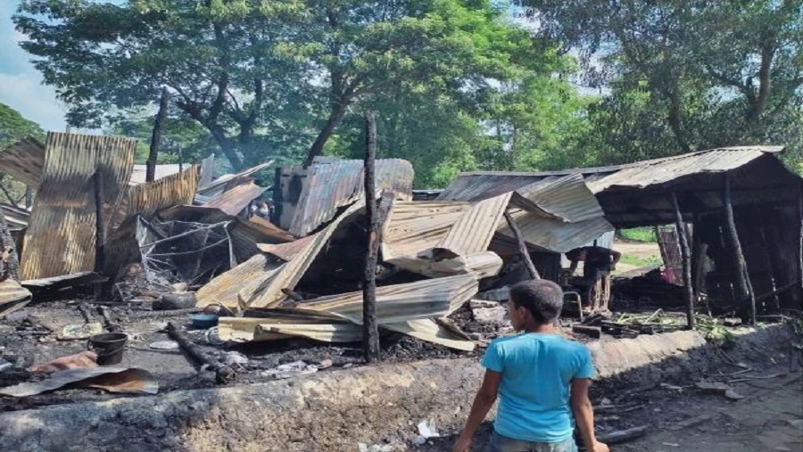 বাঁশখালীতে আগুনে ৩‌ বা‌ড়ির মালামাল পুড়ে ছাই