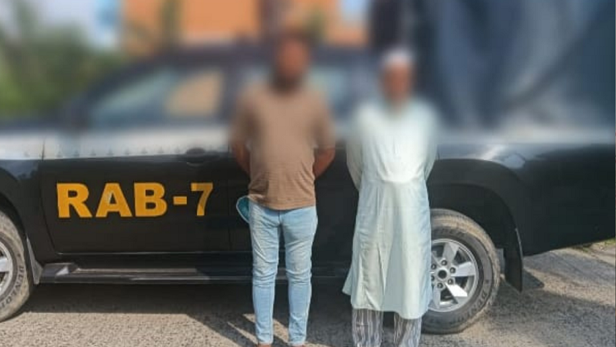 বাঁশখালীতে যৌথ বাহিনীর অভিযানে পলাতক ২ আসামী গ্রেপ্তার