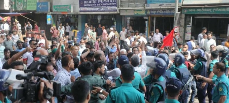 চট্টগ্রাম বন্দরের ইজারা বাতিলের দাবিতে শ্রমিকদের বিক্ষোভ, অনশনের ডাক
