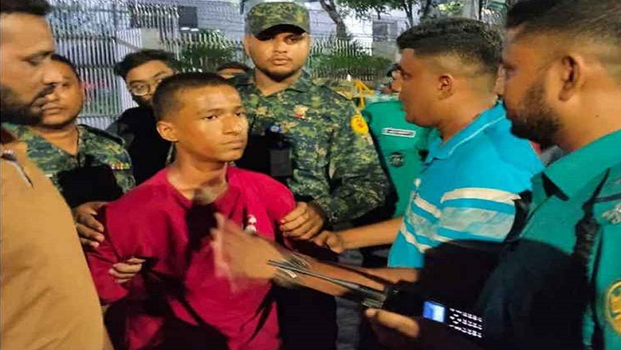 নির্বাচন কমিশনের সামনে ককটেল বিস্ফোরণ, আটক ১