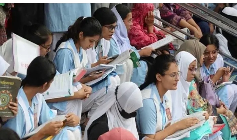 এবারের এইচএসসিতে অর্ধেকেরও নিচে নেমেছে জিপিএ-৫
