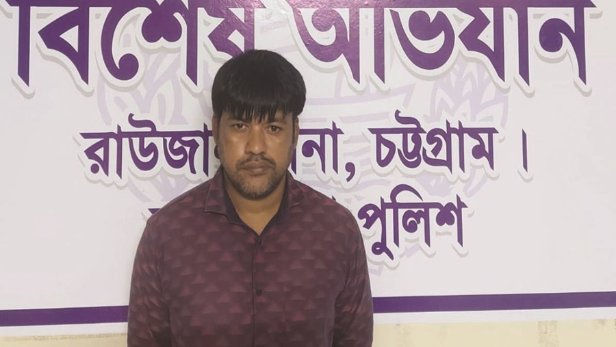 চট্টগ্রামে ৮ মামলার ওয়ারেন্টভুক্ত পলাতক আসামি কল্যাণ বড়ুয়া গ্রেপ্তার