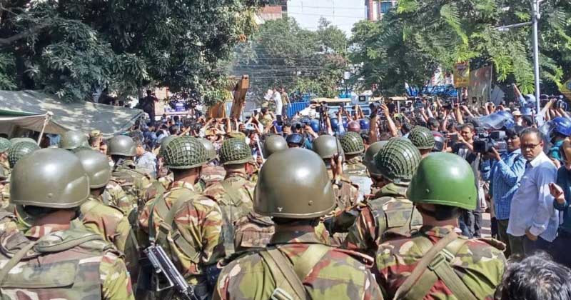 ৩২ ভাঙার বুলডোজার রুখে দিল সেনাবাহিনী