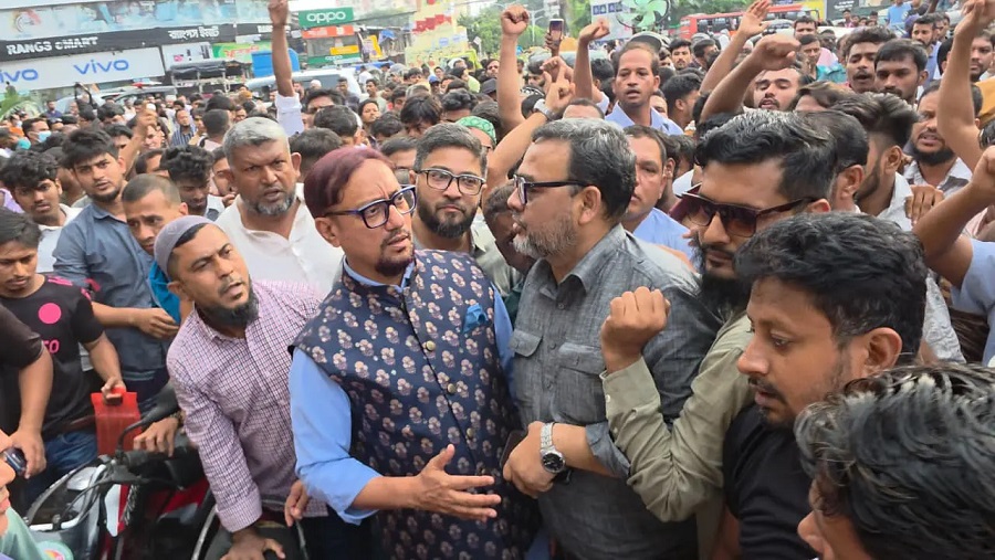 নিউ মার্কেট মোড়ে বিকেল ৪টার আগে হকাররা বসা বন্ধ: মেয়র