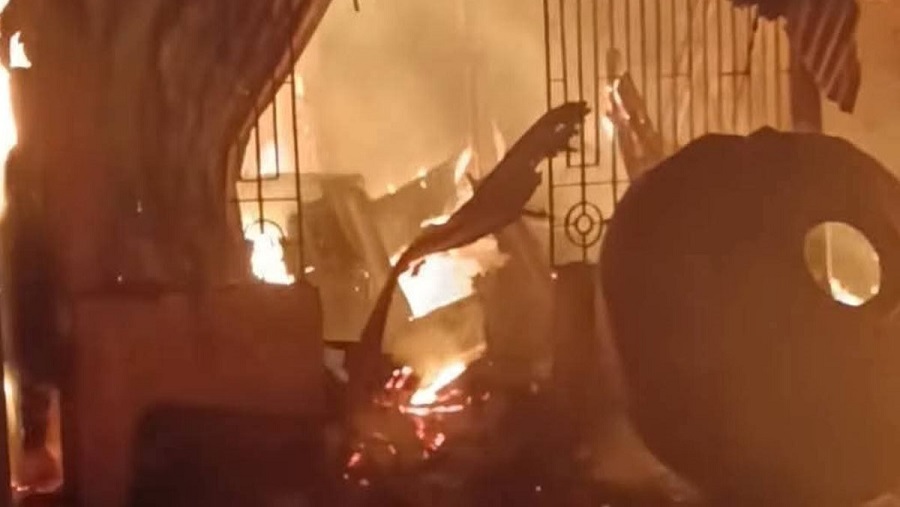 রাউজানে মধ্যরাতে আগুন লেগে ৪ দোকান পুড়ে ছাই
