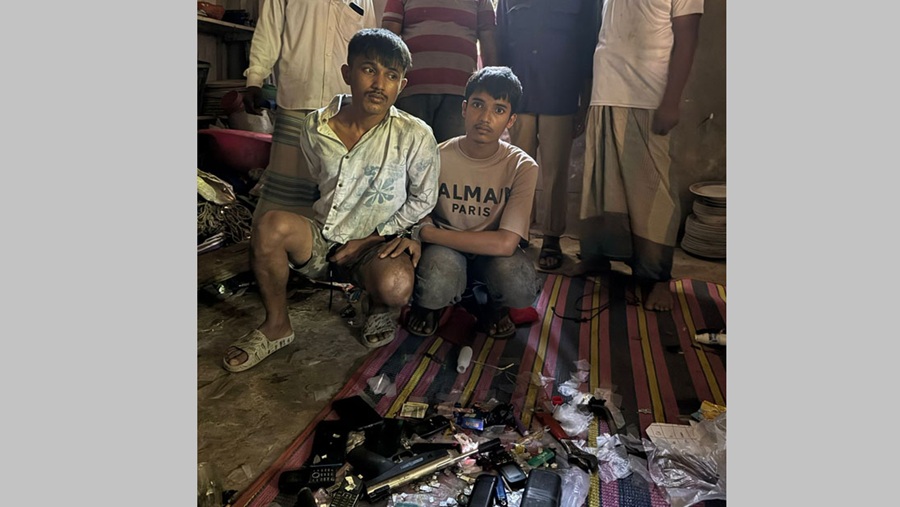 সাতকানিয়ায় বিদেশি পিস্তল ও কার্তুজ নিয়ে ২ যুবক ধরা