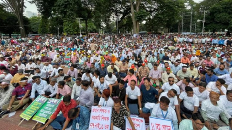 শনিবার থেকে লাগাতার অবস্থানের ডাক প্রাথমিকের সহকারী শিক্ষকদের