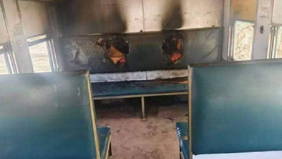 জারিয়া লোকাল ট্রেনের বগিতে দুর্বৃত্তদের আগুন