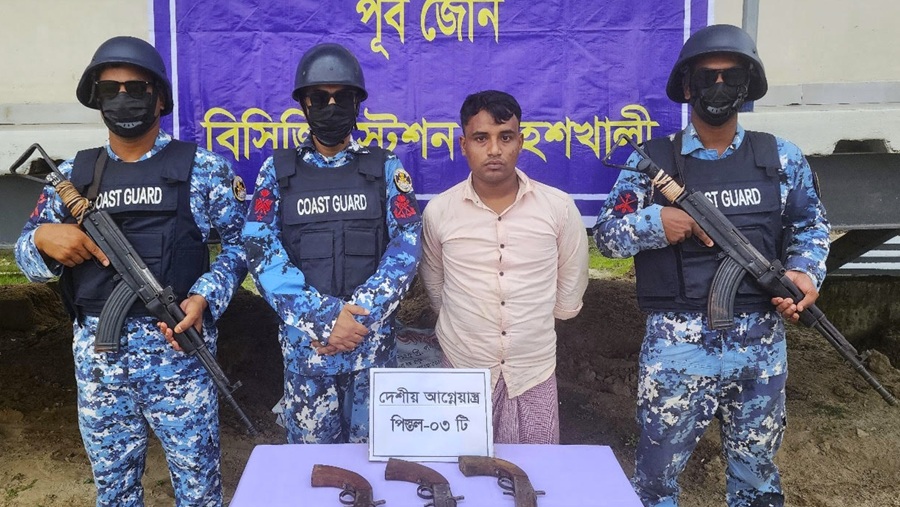 মহেশখালীতে কোস্ট গার্ডের অভিযানে অস্ত্রসহ কুখ্যাত সন্ত্রাসী আটক