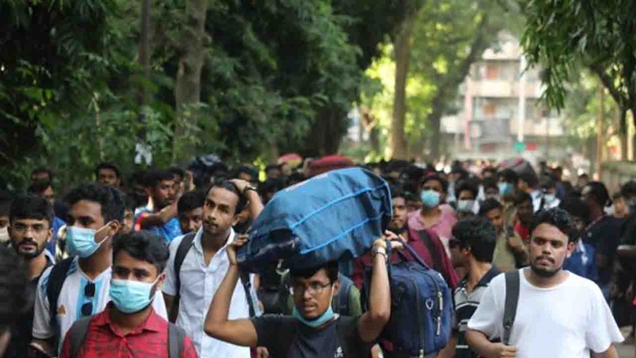 হল ছাড়ছেন ঢাবি শিক্ষার্থীরা