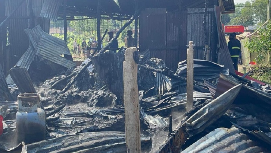 মিরসরাইয়ে প্লাস্টিকের গোডাউনে আগুন, অর্ধকোটি টাকার ক্ষতি