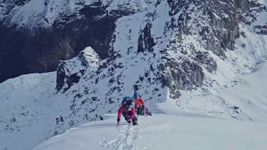 নেপালে তুষারধসে ৭ পর্বতারোহীর মৃত্যু
