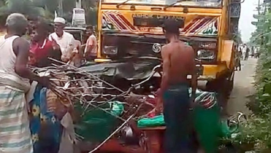 নোয়াখালীতে ট্রাকচাপায় নিহত ৬