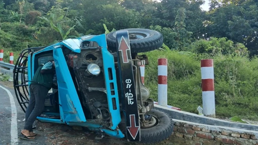 বান্দরবানে চাঁদের গাড়ি উল্টে কুষ্টিয়ার ১১ পর্যটক আহত