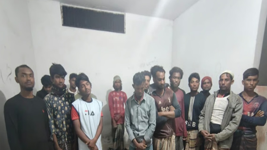 সাতকানিয়ায় যৌথ অভিযানে আটক ২২ রোহিঙ্গা