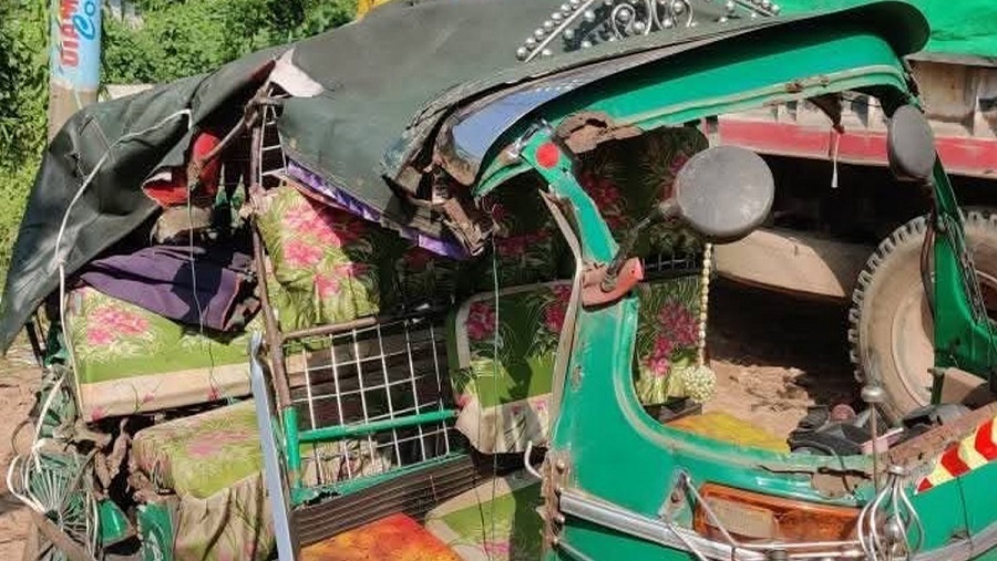 সাতকানিয়ায় সিএনজি-মিনিবাসে সংঘর্ষ, নিহত ১