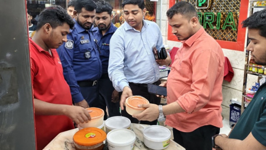 মেয়াদোত্তীর্ণ রসমালাই–দধি বিক্রির দায়ে জরিমানা গুণল সাতকানিয়ার ২ প্রতিষ্ঠান