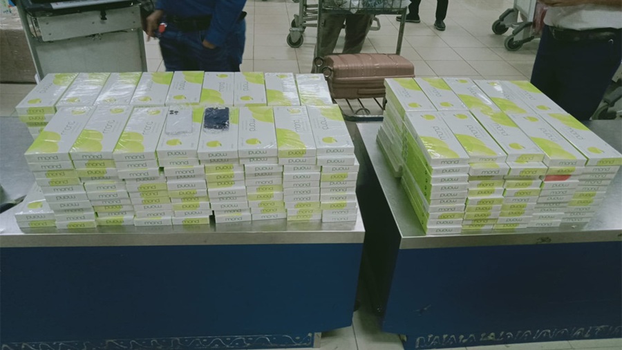 শাহ আমানতে ৩২৬ কার্টন বিদেশি সিগারেট জব্দ