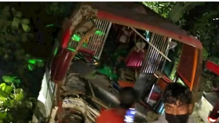 সীতাকুণ্ডে দাঁড়িয়ে থাকা ট্রাকে বাসের ধাক্কা, নিহত ৫