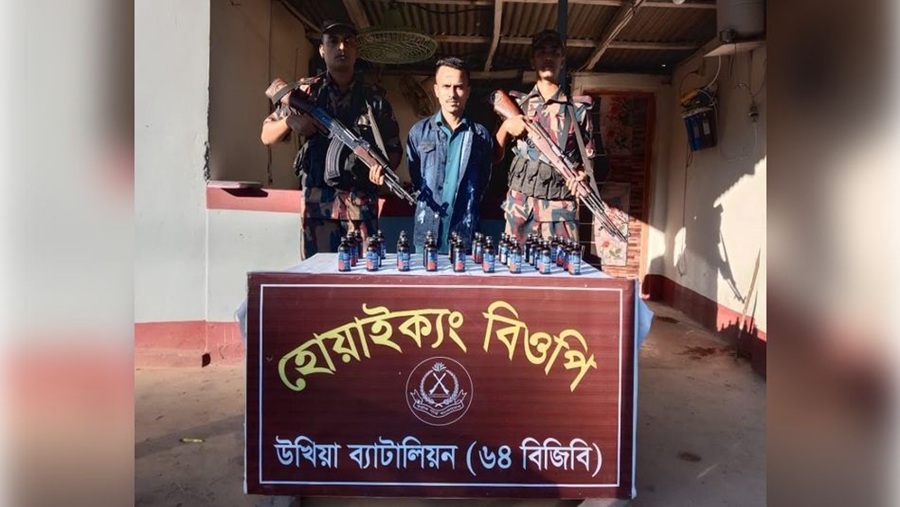 টেকনাফে ফেনসিডিলসহ মাদক পাচারকারী গ্রেপ্তার