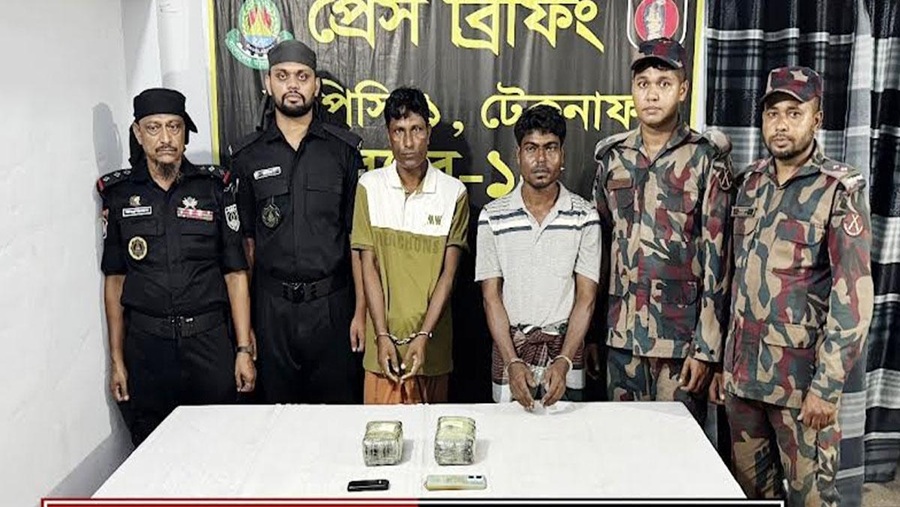 টেকনাফে ২০ হাজার ইয়াবাসহ আটক ২