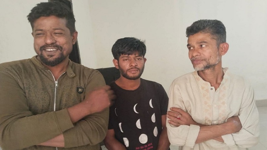 ফটিকছড়িতে দেয়াল লিখনের সময় যুবলীগের ৩ নেতা আটক