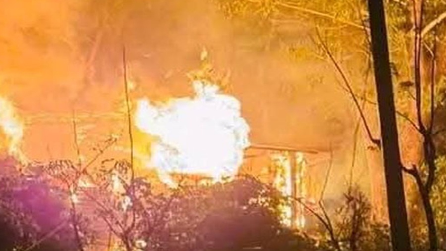 বাইরে থেকে ঘরের দরজা বন্ধ করে আগুন, রাউজানে আতঙ্ক