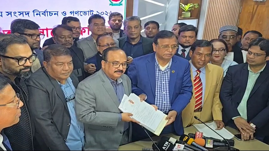 ঢাকা-১৭ আসনে মনোনয়নপত্র জমা দিয়েছেন তারেক রহমান