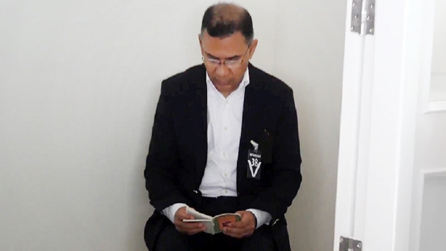 মায়ের পাশে বসে কোরআন পড়ছেন তারেক রহমান