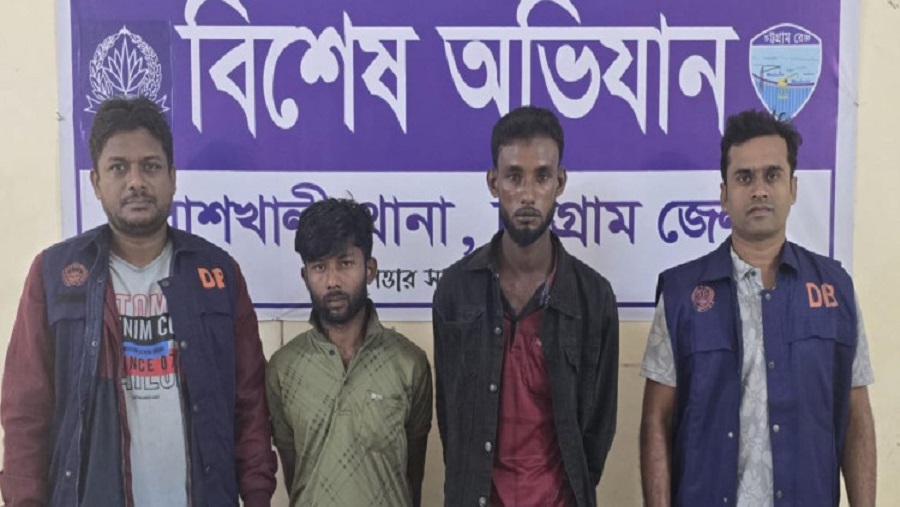 বাঁশখালীতে ৩টি অস্ত্র ও ৮ রাউন্ড গুলিসহ গ্রেপ্তার ২