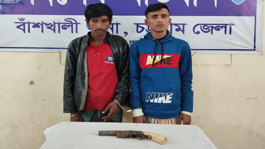 বাঁশখালীতে দেশীয় অস্ত্রসহ দুইজন গ্রেপ্তার