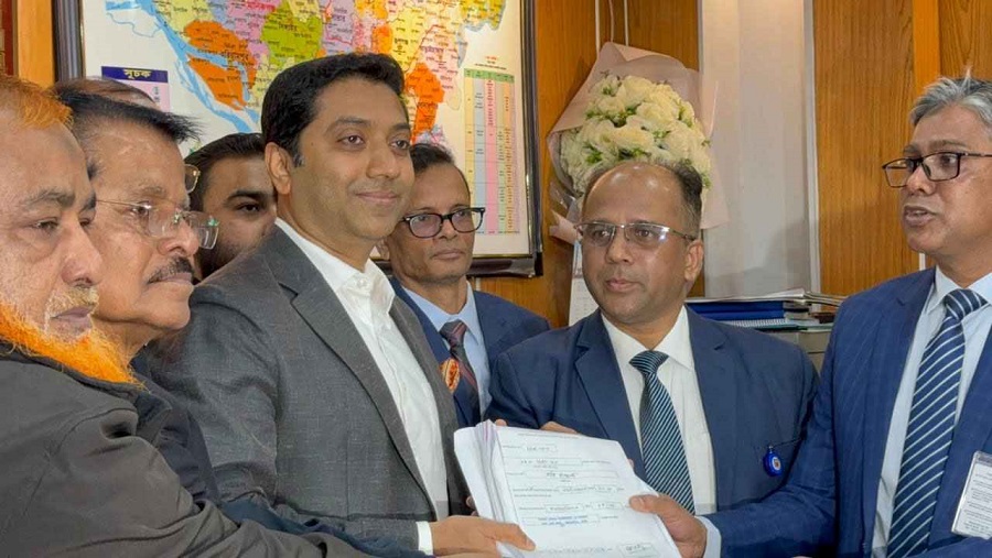 ঢাকা-১৩ আসনে লড়তে মনোনয়নপত্র জমা দিলেন ববি হাজ্জাজ