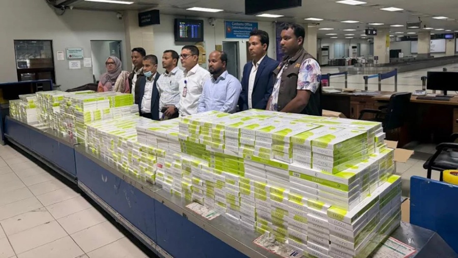 শাহ আমানতে ৩০ লাখ টাকার বিদেশি সিগারেট জব্দ