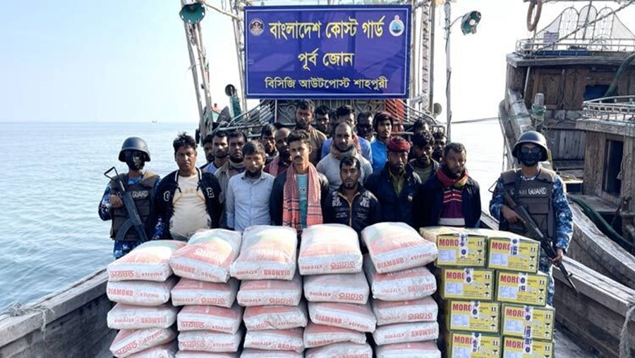 মায়ানমারে পাচারকালে বাংলাদেশি পণ্যসহ আটক ২২