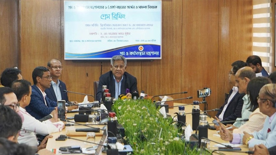 চট্টগ্রাম বন্দরে দিনে ন্যূনতম কত টাকা চাঁদাবাজি হয়? ধারণা দিলেন উপদেষ্টা