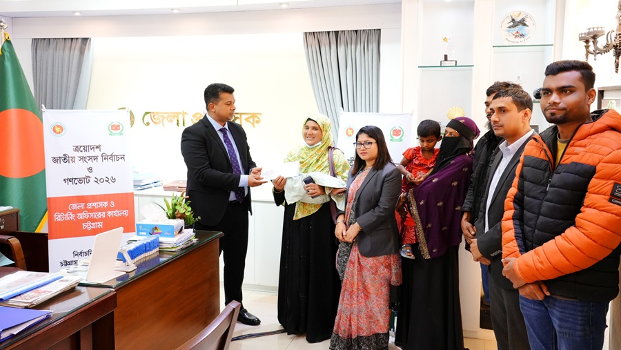 সড়কে উদ্ধার সে শিশু দুটির দায়িত্ব নিলেন ডিসি