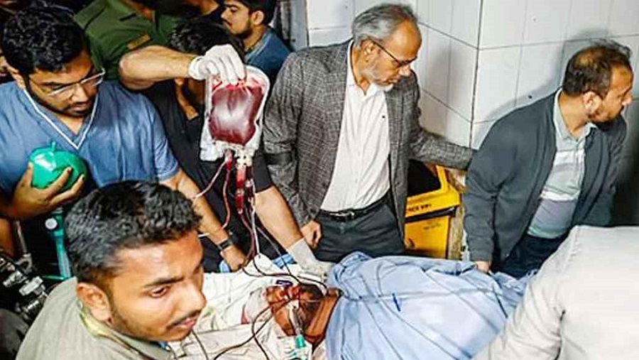 গুলিবিদ্ধ ওসমান হাদিকে নেওয়া হচ্ছে এভারকেয়ার হাসপাতালে