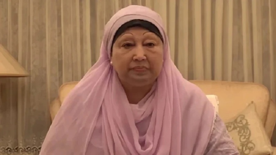 আঙুলের ছাপ দিয়ে মনোনয়নপত্র জমা দিলেন খালেদা জিয়া