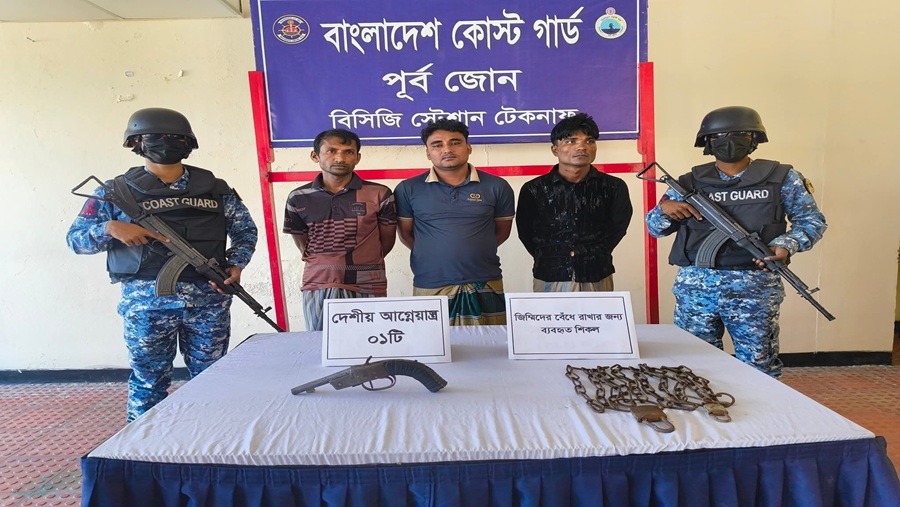 টেকনাফে অস্ত্রসহ ৩ ‘পাচারকারী’ আটক, নারী-শিশুসহ উদ্ধার ৭