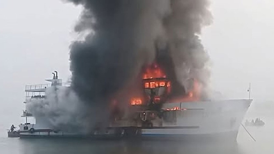 সেন্ট মার্টিনগামী জাহাজে আগুন: ১৯৪ পর্যটক প্রাণে রক্ষা,মৃত্যু ১