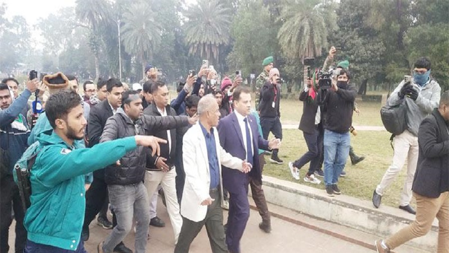 বেগম জিয়ার কবরের জায়গা পরিদর্শন করলেন স্বরাষ্ট্র উপদেষ্টা