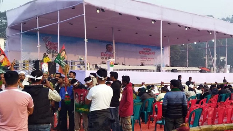 তারেক রহমানের জনসভার জন্য প্রস্তুত মঞ্চ, জড়ো হচ্ছেন নেতাকর্মীরা