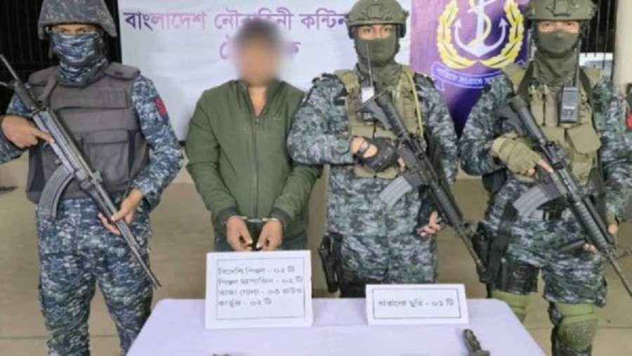 টেকনাফে অস্ত্র-গুলিসহ ‘শীর্ষ সন্ত্রাসী’ শামশু গ্রেপ্তার