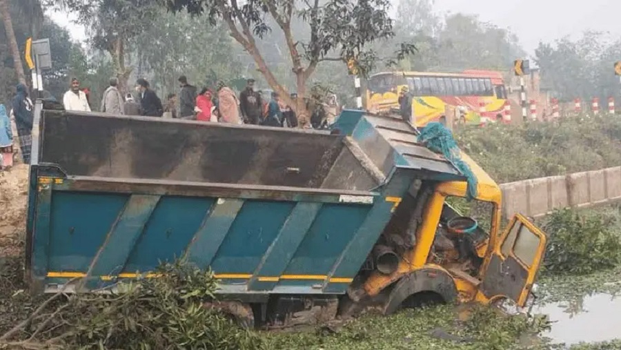 মহাদেবপুরে ডাম্প ট্রাকের চাপায় ভ্যানের ৫ যাত্রীর মৃত্যু